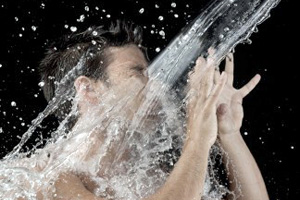Lauwarm duschen vor dem Schlaf hilft Lauwarm duschen vor dem Schlaf hilft (©123rf.com)