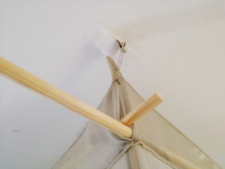 DIY-Klebeaufhängung; Bildnachweis: © Jill Möbius